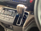 インパネシフトを採用しているので、前席の足元も広々としています。運転席と助手席の行き来もスムーズです!