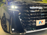 【三眼LEDヘッドライト】スタイリッシュな見た目の三眼LEDヘッドライトを装備♪スタイルだけでなく、夜間の走行も視界良好で安心してお乗りいただけます。