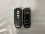 スマートキーを装備しています。鍵を差し込むことなくドアロックの開け閉めと、スタートボタン操作でのエンジンスタートができます。スペアキーも同じものを用意しております。
