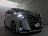 高輝度で点灯速度が速く、しかも消費電力の少ないLEDヘッドライトが装備されています!LEDの明るい光が走行中の視界の確保をサポートして、夜のドライブがより楽しく安全に運転できます♪