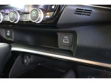 USBオーディオ用ソケットがついていますので携帯電話などを接続すれば音楽等の再生が可能です!充電用ソケットもございます♪