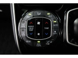運転席と助手席、それぞれ温度調節ができ、オールシーズン快適なオートエアコンとなっております!