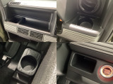 収納スペースや、ドリンクホルダーもついています。長距離ドライブで活躍する必需品ですね♪