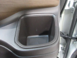運転席側の手の届きやすい位置にもドリンクホルダーが付いています。
