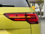 LEDテールランプ(ダイナミックターンインジケーター付き)特徴的な配光パターンによって後続車からの視認性が高まり、万一の追突の危険性を軽減します。