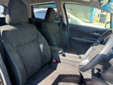 フロントシートのお写真です。 広い足元と、ゆったり座れるシートは長時間の運転でも疲れにくくなっております♪