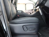パワーシート搭載。微妙な調整が手軽にでき、ピッタリなポジションで運転することが可能です。
