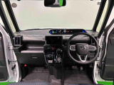 360&deg;UV&IRカット機能ガラス採用。見易い計器類と運転し易いレイアウトのドライビングポジションは、極細Aピラーの採用で視角も少なく前方&左右の見切りが良く安心して運転できます