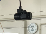 後方にもドライブレコーダーのカメラが付いています。前後両方でお車の周りを監視・記録いたします。