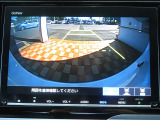 ギヤをRに入れるとナビの画面に後ろの映像が映るリヤカメラ付!後退時の安全確認やコンディションの悪い視界でもカラーバックモニターがドライバーをサポート☆☆☆