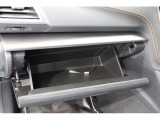 車検証ケースや取扱説明書は助手席の大型グローブボックスに収納可能。