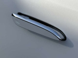 シートヒーターはエアコンより温まるのが早く、寒い日の運転には欠かせない装備です。3段階の温度調節ができ、快適な温度でドライブいただけます。