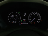 ハイブリット車専用のメーターです。右側の大型スピードメーターに加え、ステアリングスイッチを使って左のマルチインフォメーション・ディスプレイで燃費や動力伝達などの情報が見れるようになっています。