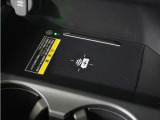 ◆ワイヤレス充電器◆ワイヤレス充電規格Qiに適合した機器を充電エリアに置くことで使用できます。