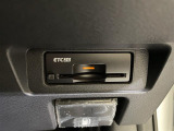【純正ビルトインETC2.0(DSRC/ITSスポット)】ETCカードを挿入すれば料金所はノンストップで通過できます。ETC限定の割引や、高速道路の情報提供サービスを利用できます。