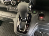 CVT車のセレクトレバーです。低速から高速まで、変速ショックのないスムーズな走りと、エンジン効率のよい領域を維持して燃費にも貢献します。サイドブレーキはスイッチ操作の電子制御パーキングブレーキです。