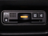 装備されているビルトインタイプのホンダ純正ETC車載器です。セットアップしてからご納車致します。ETCカードを差し込めば高速道路の出入り口ゲートを楽々通過出来ます。