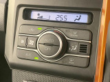 【オートエアコン】一度お好みの温度に設定すれば、車内の温度を検知し風量や温度を自動で調整。暑い&hellip;寒い&hellip;と何度もスイッチ操作をする必要はありません。快適な車内空間には必須の機能ですね♪