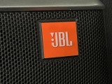 【JBLサウンドシステム】メーカーオプションの高品位サウンドシステムを搭載。専用のチューニングが施された大小様々なスピーカーから良質なサウンドが奏でられ、臨場感あふれる音響空間を演出します。