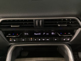 温度の設定のみで快適な風量やモードなどを自動調整してくれるフルオートエアコンを装備!