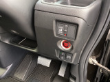 助手席側パワースライドドアです。リモコンや運転席のスイッチ操作で楽々自動開閉。路外逸脱抑制機能は車が車線からはみ出しそうなときに車線内に戻すようにドライバーへお知らせします。