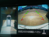 ☆全周囲カメラが駐車をアシスト☆4つの高解像度カメラで車の周囲を撮影!見えにくい死角の駐停車も驚く程に楽々です。バックカメラは、車庫入れの時は勿論、後方の安全確認もできて安心です♪