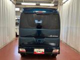 跳ね上げ式バックドアなので、雨天時の荷物の出し入れの際も濡れにくいです。