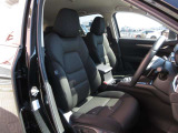 正しい姿勢で運転できるように体幹の腰部をしっかりささえるようデザインされているシートです。素材、シート形状を研究することでフィット感を高めつつ、優れた快適性を実現しています。