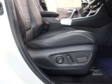 パワーシート搭載。微妙な調整が手軽にでき、ピッタリなポジションで運転することが可能です。
