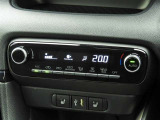 オートエアコンを装備しておりますので、四季を通じて車内を快適な温度に保つことが出来ます!高級感が有りますね!
