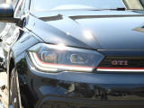 【IQ.LIGHT】 対向車や先行車のドライバーを眩惑することなく、前方の路面と路肩を広範囲に明るく照らすことができるマトリックスLEDヘッドライトを装備。快適なドライブをアシストします。