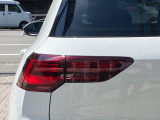 ダイナミックターンインジケーター付き3DのLEDテールランプ。ウィンカーの光が流れるように点滅、後続車からの視認性が高まり、万一の追突の危険性を軽減します。