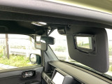 サンバイザーには、身だしなみを整える際に便利なバニティミラーが付いています。