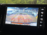 【バックカメラ】駐車時に後方がリアルタイム映像で確認できます。大型商業施設や立体駐車場での駐車時や、夜間のバック時に大活躍!運転スキルに関わらず、今や必須となった装備のひとつです!