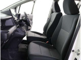 シックな色使いの運転席周りですね。すっきりとしたデザインで上品な色使いです。居心地の良い運転席長く座ってられるリラックスできるデザインがいいですね。