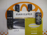 スマートキー&後席モニター用&ナビ用リモコンリモコン付。取扱説明書とメンテナンスノートもあります☆品質評価シート付いてます!トヨタ認定中古車ライト!!
