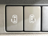 【両側パワースライドドア】スマートキーや運転席のスイッチで後席両側スライドドアの開閉が可能♪電動だから力を入れてドアを開ける必要が無く、小さなお子様でも簡単に開け閉めでき快適です♪