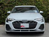 Audiデザインの特徴であるシングルフレームグリルが存在感を主張します。