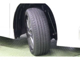 タイヤサイズ 205/60R16。 ダークグレーメタリック塗装で精悍な純正アルミホイールを装着しています。足元を引き締めてくれ、しっかりした走りも楽しめます。