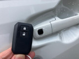 鍵を手元に持っておくことでドアハンドルのスイッチから鍵の開閉が出来ますよ☆