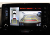 前後左右のカメラの映像を合成し、車を上から見たような視点のパノラミックビューモニター。後方の死角だけでなく左右や前方の障害物の発見もしやすくなります。