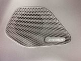 英国の老舗オーディオブランド「MERIDIAN」のサウンドシステムを搭載。低音から高音までをクリアに再現し車内に臨場感溢れる音響空間を提供。