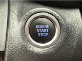 エンジンスタートボタンです。キーが車内にあれば、エンジンの始動・停止はブレーキを踏んでスイッチを押すだけ!キーを取り出す手間を省き、ワンプッシュでエンジンを操作するので簡単でスムーズです。