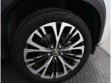 かっこいいホイールですね。 車のイメージを大きく左右するホイール部分はコダワリを持ちたいですね。