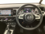 【ハンドル】運転にかかわる様々な操作を安全に行えるように視点移動が少なく操作性に配慮されたスイッチ類が凝縮されたコックピットです。
