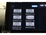 ドライブレコーダー搭載。車載カメラの映像を内蔵メモリーに録画。別のカメラを後付けすることなく前方映像を記録できます。録画した映像はディスプレイオーディオの大画面ですぐに再生、確認できます。