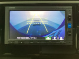 バックでの車庫入れも安心です! リアカメラが付いているバックモニター付のナビを装備しております。操作線もついており距離感も画面から確認できます。