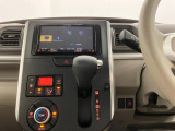 【インパネシフト】シフト操作のしやすいインパネシフトです。足元が広くなりすっきりしますので、大柄な方でも快適に運転ができます。