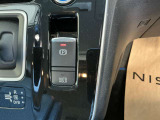 電動パーキングブレーキは、従来の足踏み式に比べ、しっかりと車をホールドしてくれるので安心です。女性の方には特に安心いただける装備です