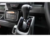 インパネシフトだから視線の移動も少なく足元もスッキリ♪運転席もゆったりしているのでゆとりを持ってドライブできますね!